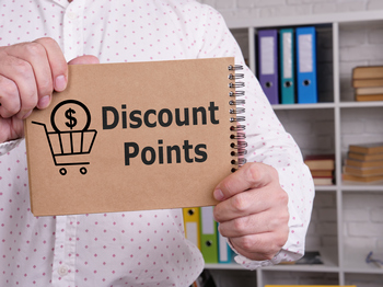 A man holding a notepad with the words discount points written on the cover